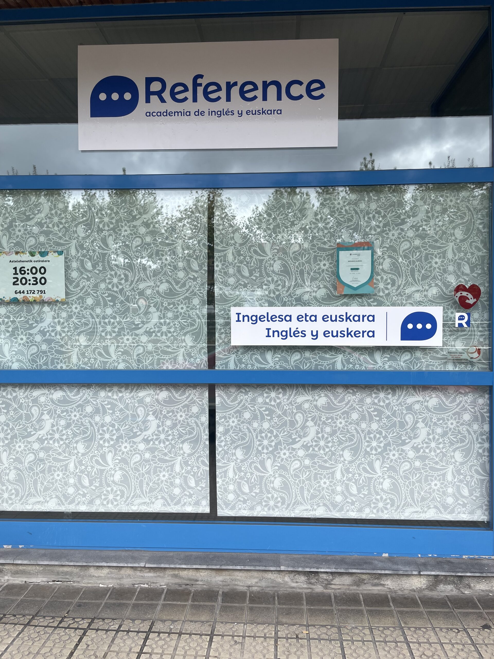 Academia Reference Akademia por fuera